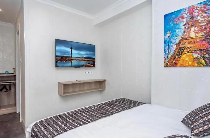 Holiday Hotel 2*