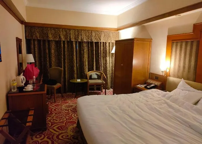 Holiday Hotel 2*